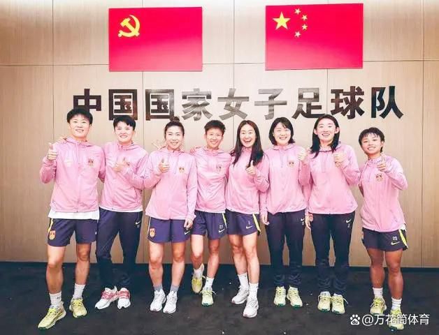 他又瞅了眼四下：许是他担心有人会借助外力爬墙，这附近的大树都被砍掉了。